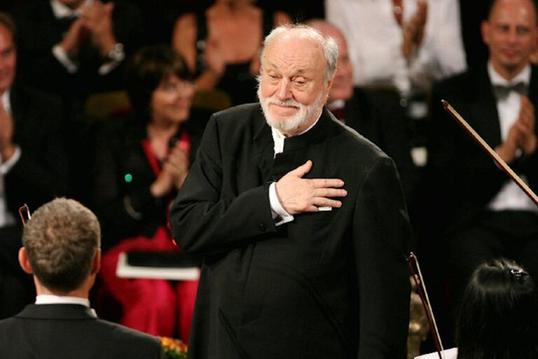 Der Dirigent Kurt Masur bedankt sich nach einem Konzert mit einer Hand auf dem Herz bei seinen Musikern.