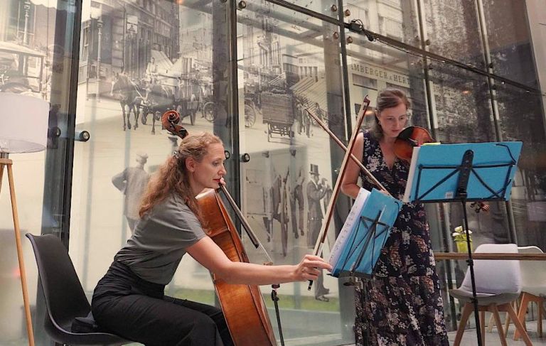 Eine Cellistin und eine Violinistin beim Konzert