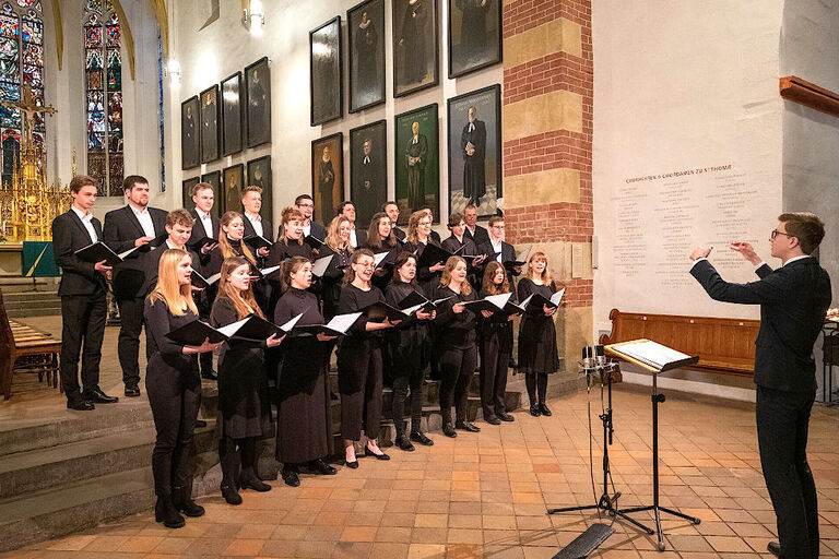 Der Chor bei einem Konzert im Altarraum der Thomaskirche Leipzig