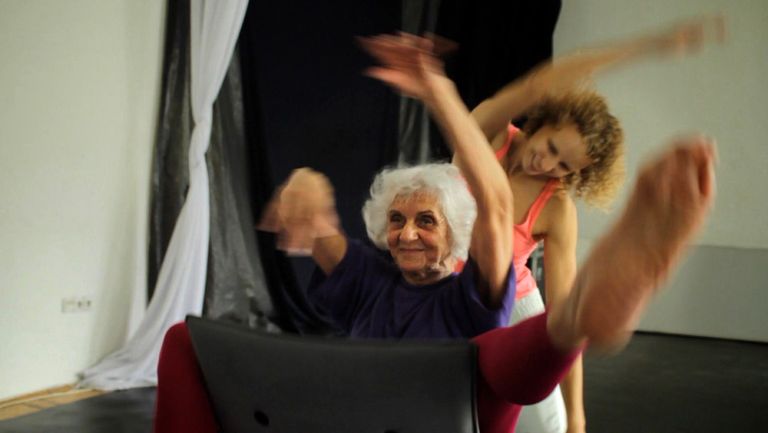 Die 90-jährige Eva und die junge Emese lachen beide beim Proben das Tanzstückes.