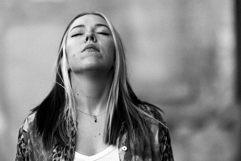 Schwarz-Weiß-Porträt der Musikerin mit in den Nacken gelegten Kopf und geschlossenen Augen