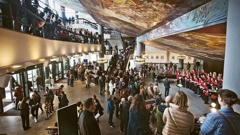 Zahlreiche Menschen lauschen im Foyer des Gewandhauses einem Chorkonzert.