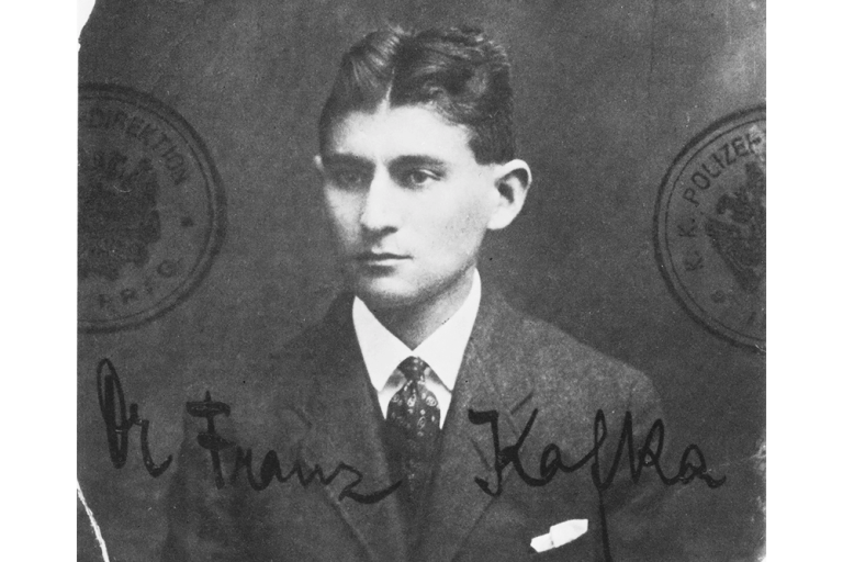 Historisches Passfoto des jungen Franz Kafka mit seiner Unterschrift