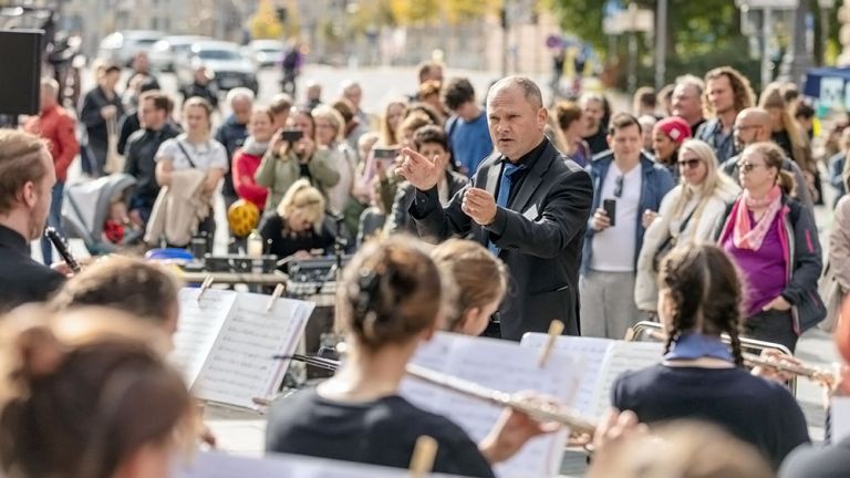 Konzert eines Ensembles der Musikschule vor dem Haus mit vielen Zuschauern.