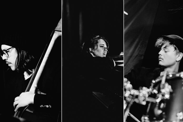 Eine Collage aus Schwarz-Weiß-Fotos der eiznelnen Mitglieder des Trios