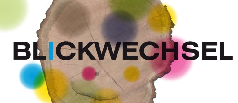 Auf der Grafik zur Ausstellung ist der Querschnitt eines Baumstammes mit verschiedenfarbigen Kreisen zu sehen.