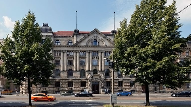 Außenansicht des großen historischen Gebäudes der Hochschule für Musik und theater Leipzig am Dittrichring