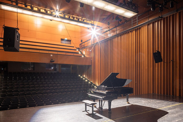 Blick in den holzverkleideten Grossen Saal der Hochschule fr Musik und Theater von der Bühne aus