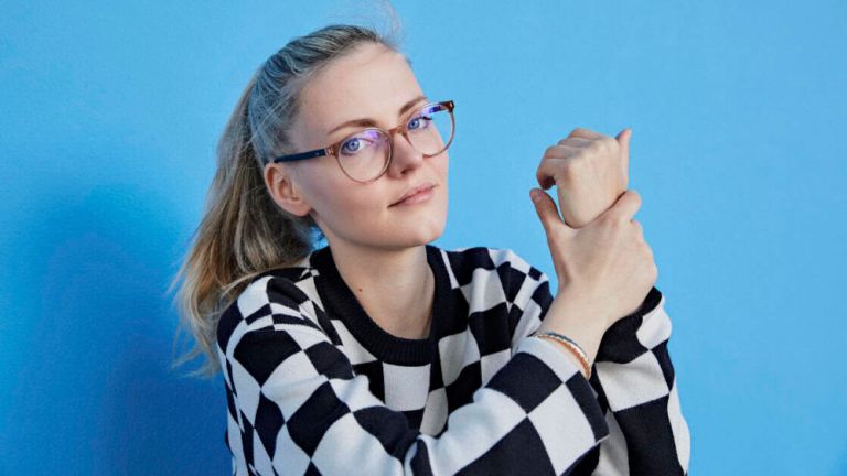 Portraitfoto der Pianistin in schwarz-weiß kariertem Pullover