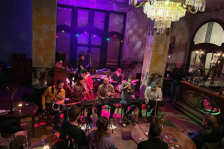 Foto des Real Jazz Orchesters in den historischen Räumen des Westflügel Leipzig