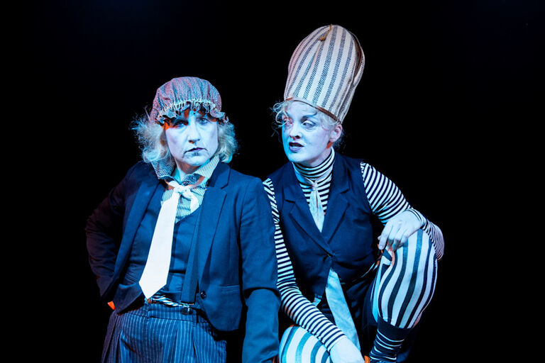 Zwei Schauspielerinnen als Clowns in historischen Kostümen