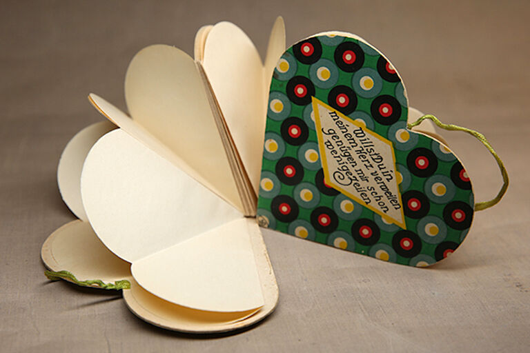 Foto eines leeren Poesiealbums in Herzform