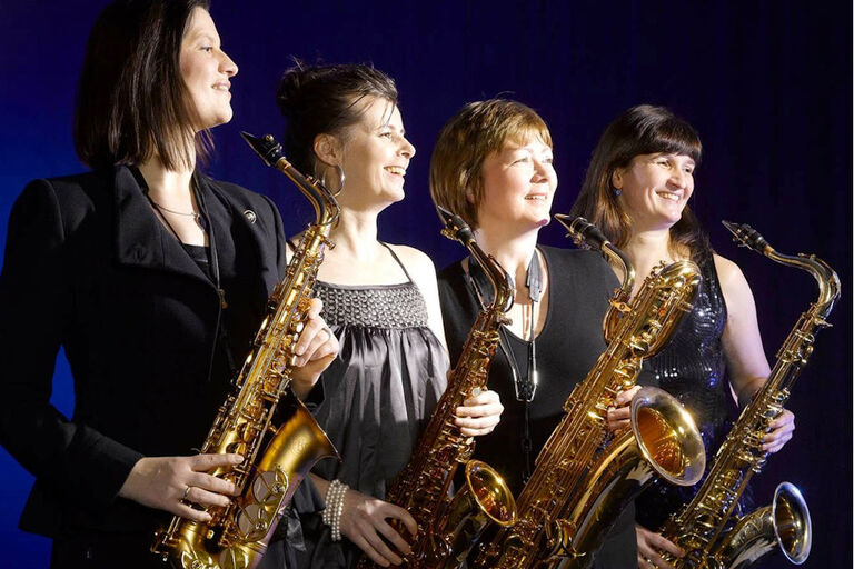 Foto der vier Musikerinnen, die mit ihren Saxophonen nebeneinander stehen