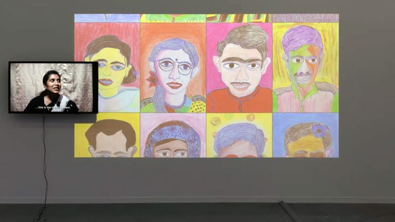 Zwei-Kanal Videoinstallation, bei der ein Kanal auf einem Bildschirm zu sehen ist und der zweite Kanal mit einem beamer an die Wand projeziert wird.