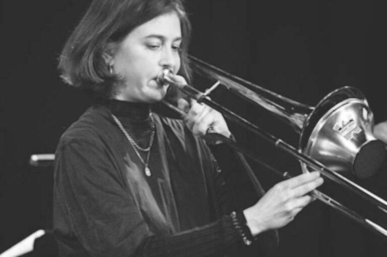 Schwarz-Weiß-Foto der Posaunistin mit ihrem Instrument