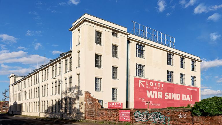 Ansicht des sanierten Gebäudes des Theaters vor blauem Himmel