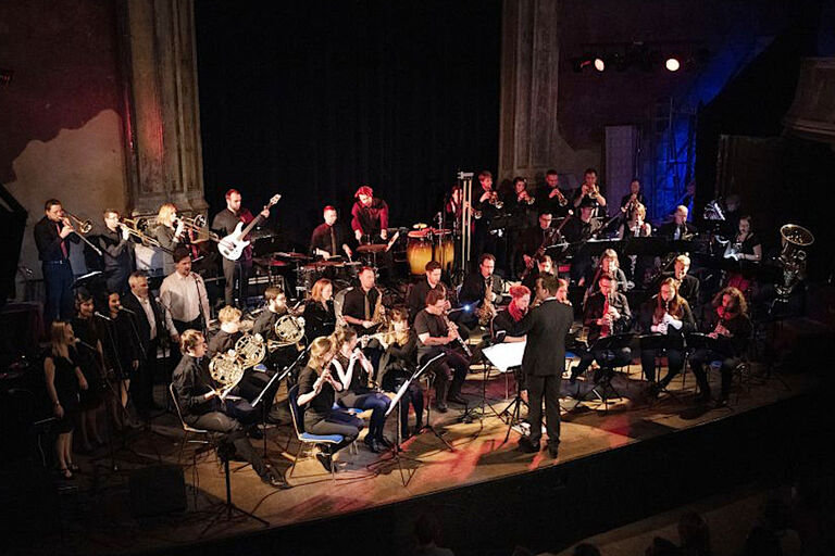 Das Orchester bei einem stimmungsvollen Auftritt in einem alten Kinosaal