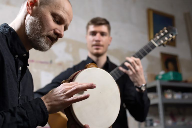 Foto der beiden Musiker mit ihren Instrumenten