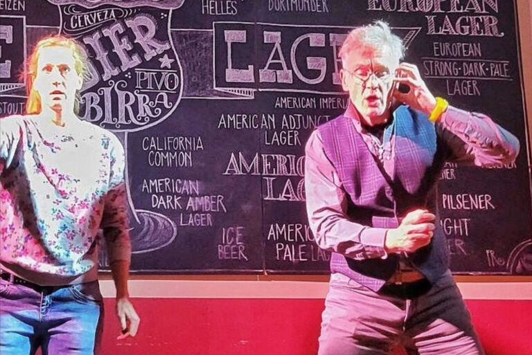 Zwei aufgeregt wirkende Mitwirkende des Ensembles bei einer improvisierten Szene