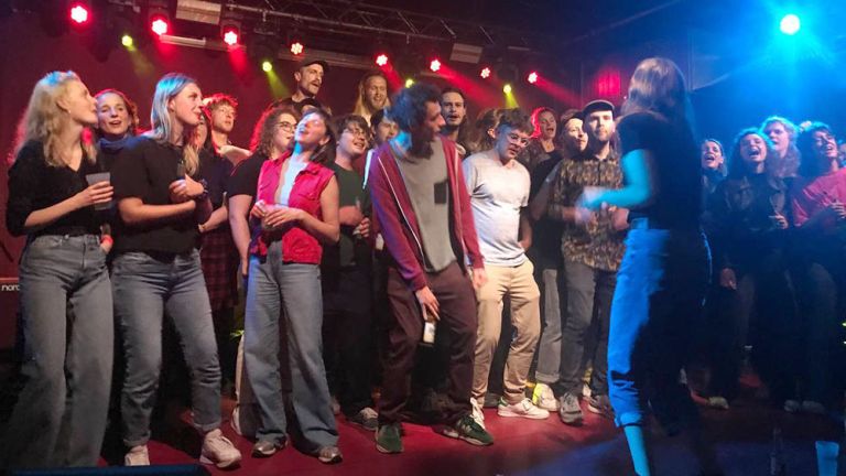 Die jungen Sängerinnen und Sänger des Kneipenchores bei einem Auftritt
