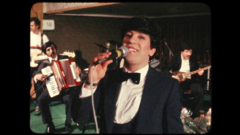 Historisches Bildschirmfoto einer Fernsehsendung mit türkischen MusikerInnen