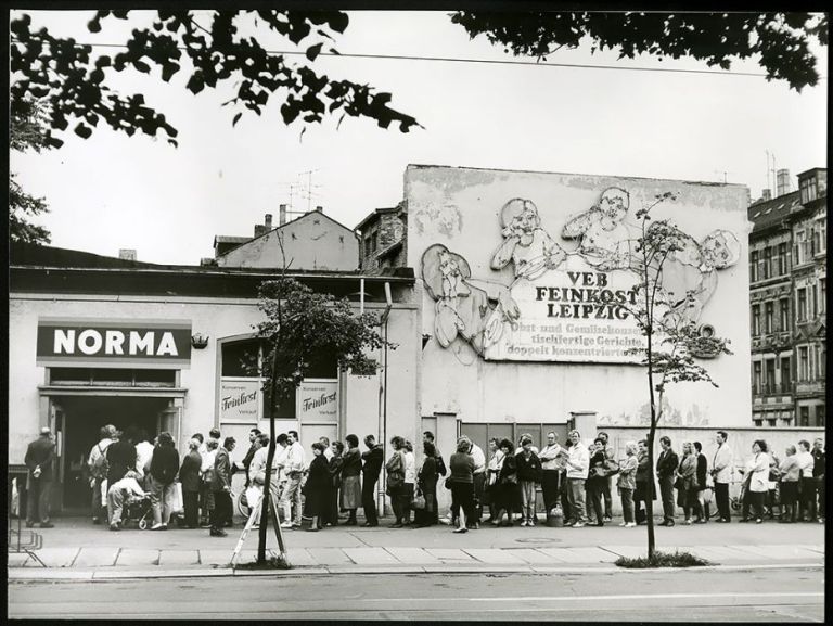 Historisches Foto einer Schlange vor einem Norma-Markt in der heutigen Genossenschaft Feinkost