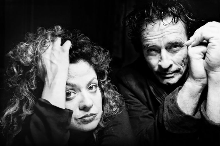 Nahaufnahme der ausdruckstarken Gesichter des Duos