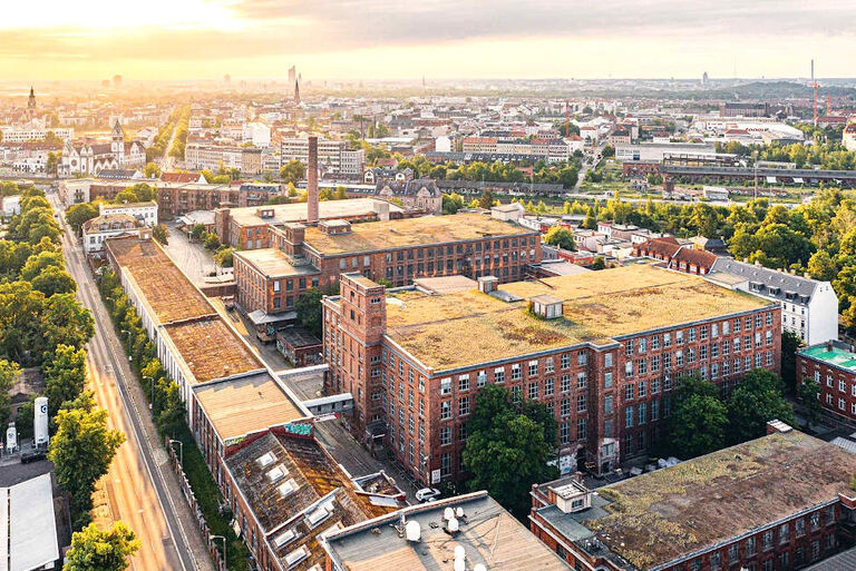 Luftaufnahme der Baumwollspinnerei in Leipzig im Abendlicht