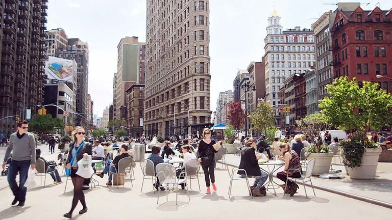 Fotomontage, die aus dem New Yorker Time Square eine Fußgängerzone mit viel Platz, Grün und Freisitzen macht