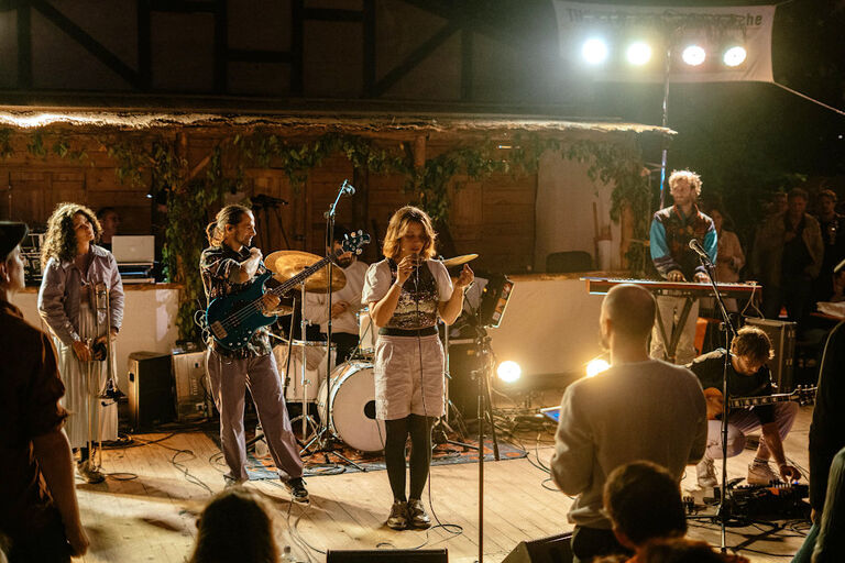Foto der Band bei einem Freiluftkonzert