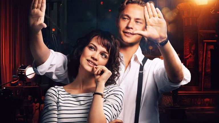Die Tänzerin Milou steht mit dem Rücken an Emil gelehnt, während dieser mit seinen Händen einen imaginären Rahmen formt