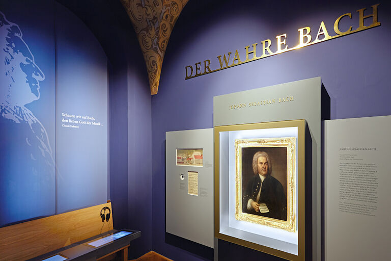 In einem Ausstellungsraum wird ein Gemälde von Bach präsentiert.