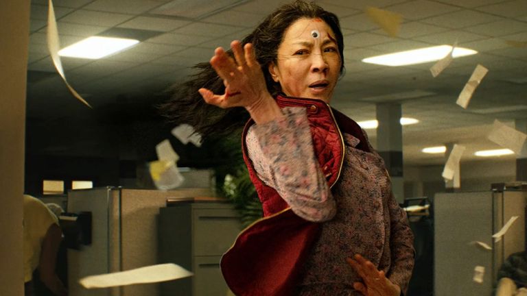 Filmszene, in der die Protagonistin mit einer Kampfpose in einer Steuerkanzlei zu sehen ist.
