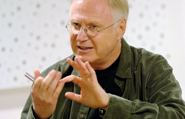 Nahaufnahme von Heribert Breuer mit einer Stimmgabel in der Hand