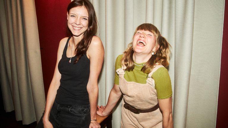 Foto der beiden Musikerinnen, die lachend nebeneinander stehen