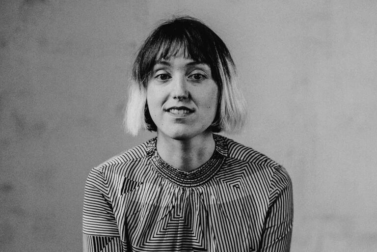 Schwarz-Weiß-Porträt der lächelnden Musikerin