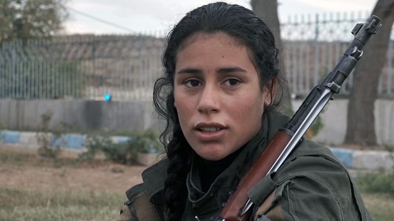 Das Foto zeigt Hala in Uniform und mit einem Gewehr über der Schulter.