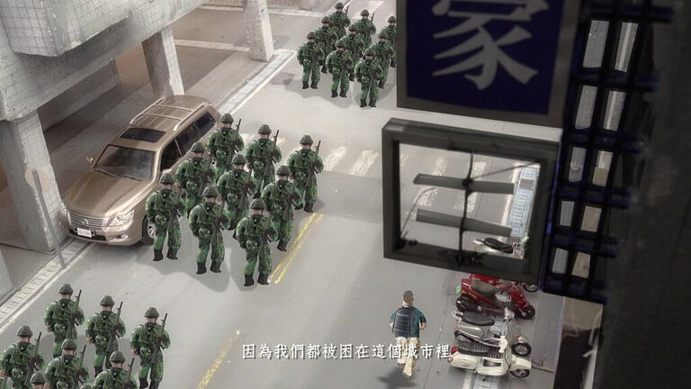 Viedeostandbild aus einem Animationsfilm, das Formationen von Soldaten zeigt, die durch die Straßen einer Stadt marschieren