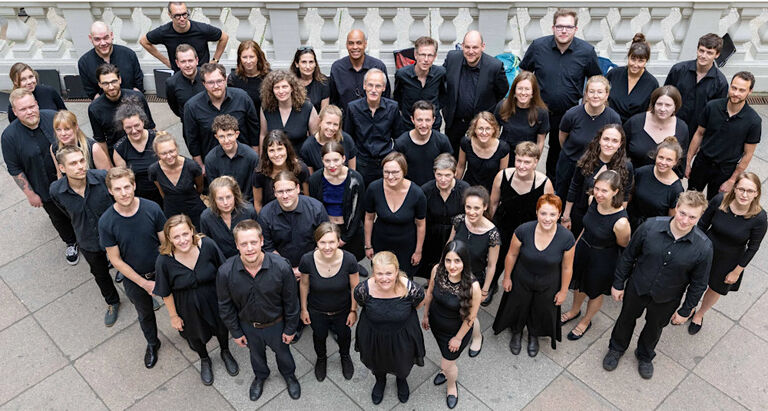 Gruppenfoto der Sängerinnen und Sänger auf einer Terasse von oben fotografiert