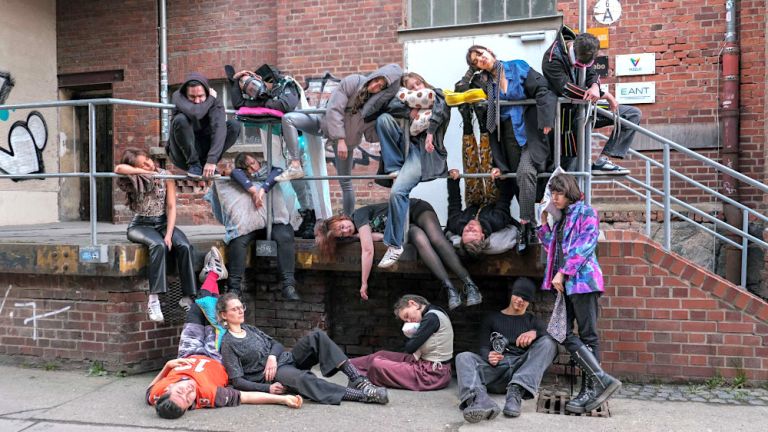 Gruppenfoto des Theaterclubs, dessen Mitglieder sich alle schlafend stellen