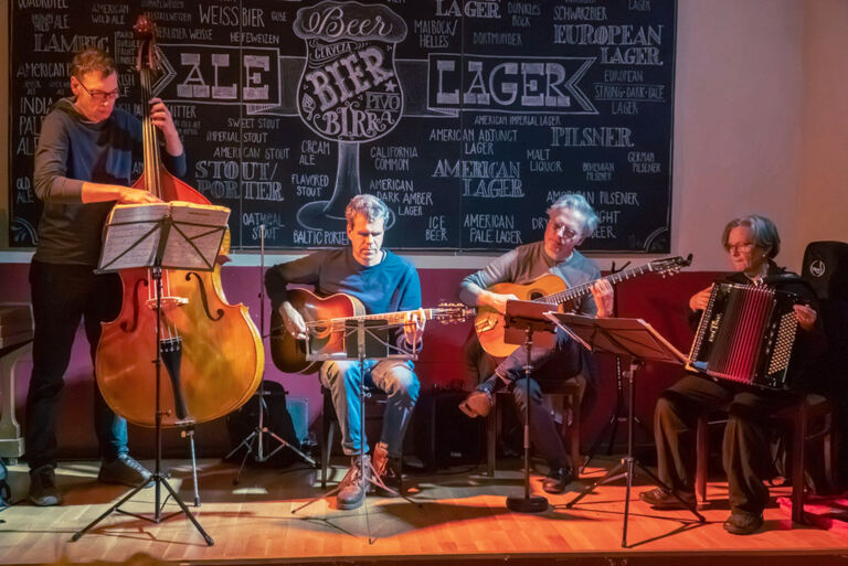 Die Musikerinnen und Musiker bei einem Kneipenkonzert