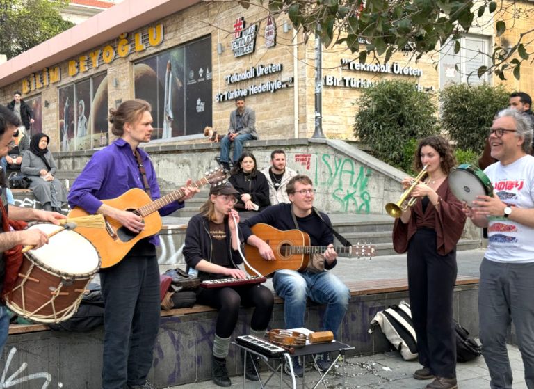 Das Ensemble für außereuropäische Musik bei einem Straßenkonzert