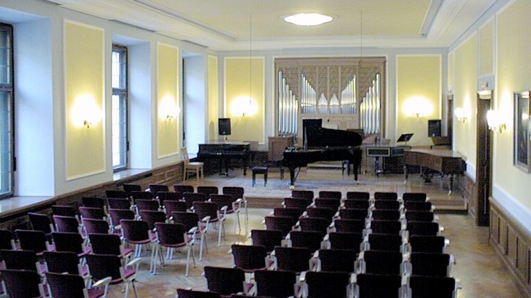 Blick in den historischen Kammermusiksaal, mit Orgel und drei Flügeln auf der Bhne
