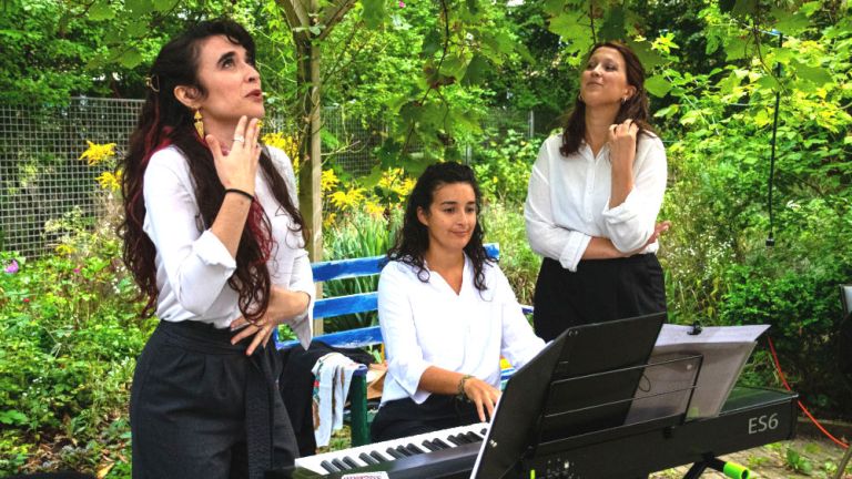 Die drei Musikerinnen des Ensembles bei einem Auftritt im Freien