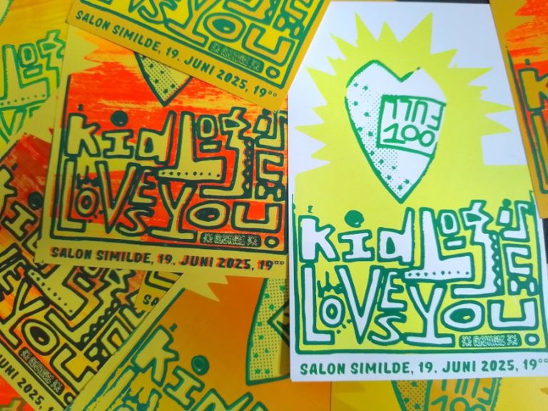 Handzettel mit der Aufschrift "Kid Logo Loves You"