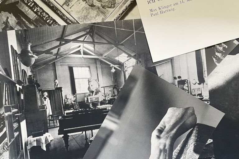 Fotos und Dokumente liegen durcheinander auf einem Tisch