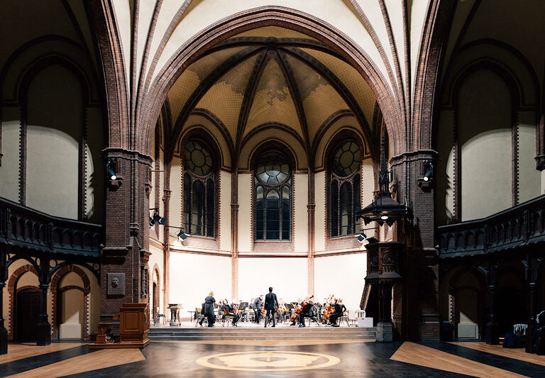 Blick in den Innenraum der Lutherkirche, in derem Hintergrund ein Orchester spielt