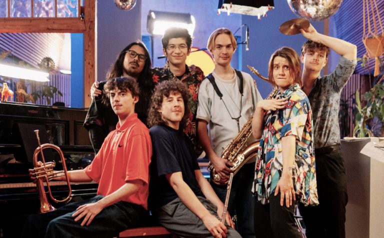 Gruppenfoto der jungen Band mit ihren Instrumenten
