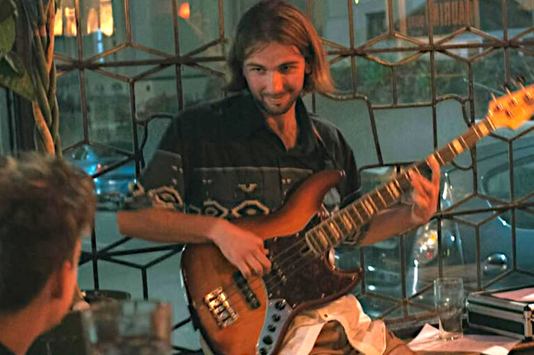 Schnappschuss des Musikers bei einem Konzert in einem Café