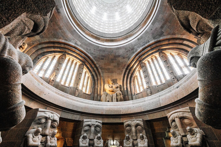 Blick in die Ruhmeshalle des Völkerschlachtdenkmals mit seinen monumentalen Steinfiguren